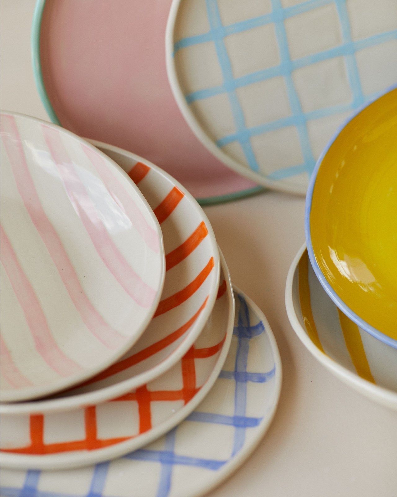 Participants forming plates and bowls for dinner sets