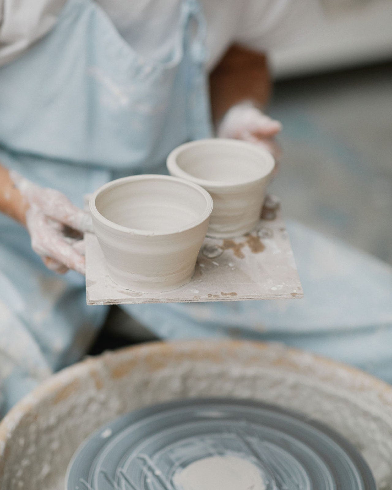 Demonstration of pulling clay walls on wheel